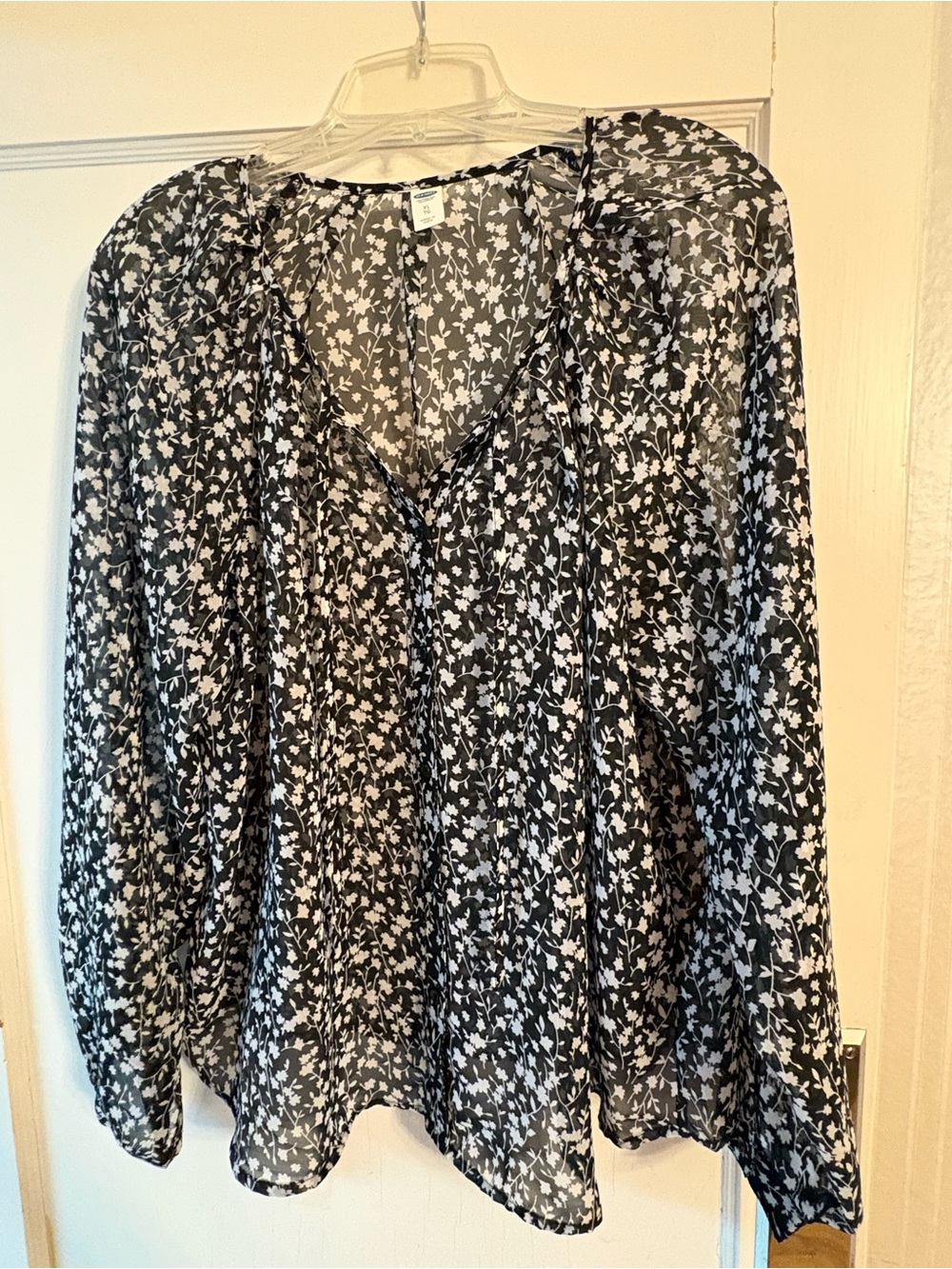 Old Navy Black & White Floral V-Neck Long Sleeve Blouse